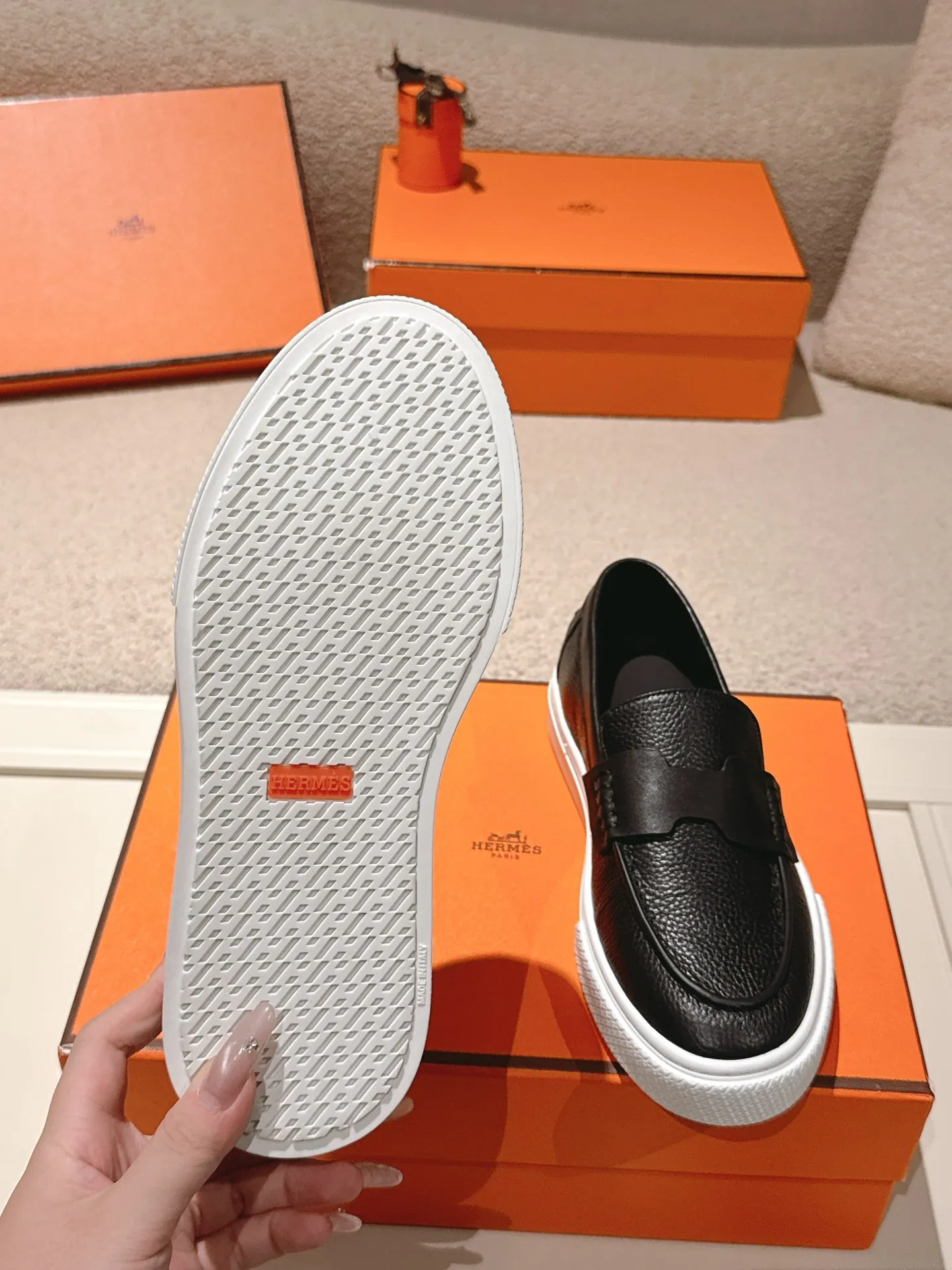 Men's men's shoes P620! Hermes# Thick Sole Couple Loafers These lace-up free sneakers in calfskin and washed denim feature signature "H" details. The design is simple and smooth, creating a fashionable urban look. It is comfortable and versatile. H family classics are not outdated, and the delivery counter is beautifully packaged🛍📦 Fabric: Original customized washed denim/first-layer cowhide Lining: Imported soft sheepskin Sole: Original open-molded anti-slip TPU material Size: 35-45